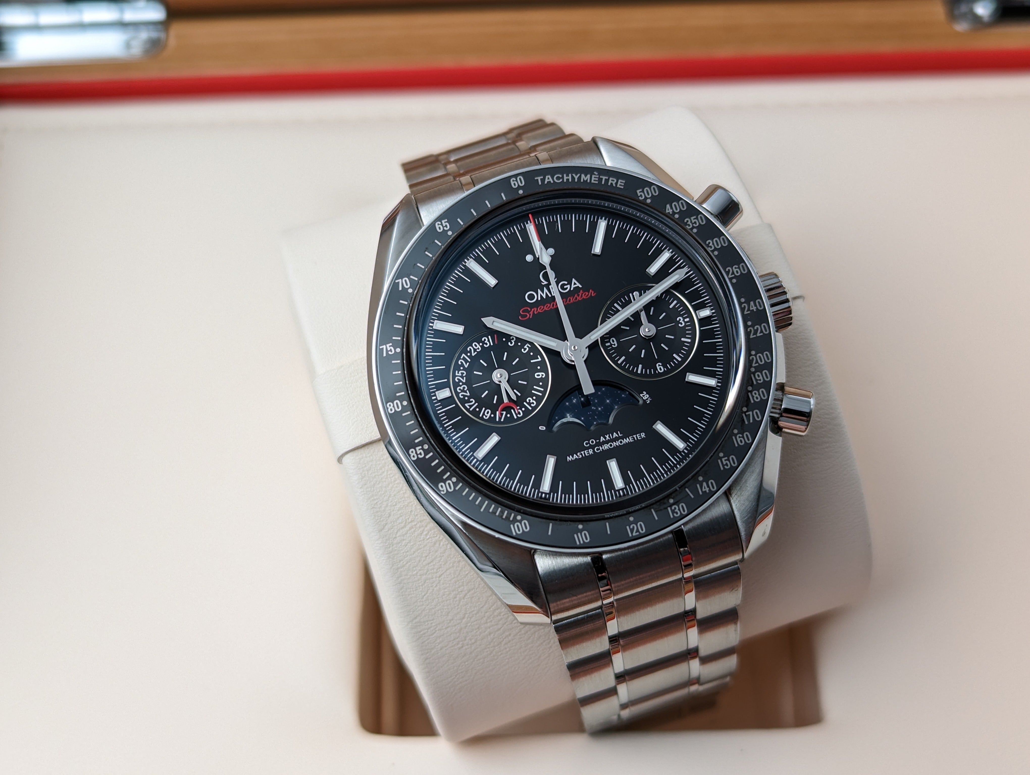 Master Chronometer Machine Omega Speedmaster Moonphase Co-Axial Master Chronometer – wristtimeco